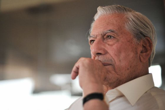 Vargas Llosa recibe el alta hospitalaria tras sufrir una caída en su casa