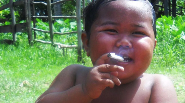 Aldi Rizal fumaba 40 cigarrillos al día en 2010, cuando tenía solo dos años.
