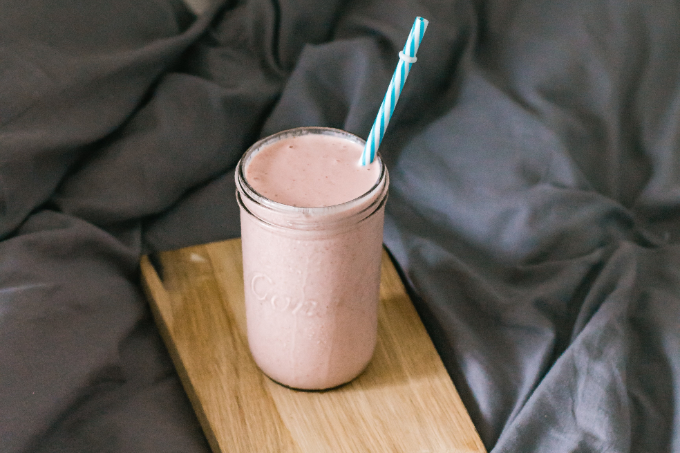 Smoothie de arándanos deshidratados y manzana