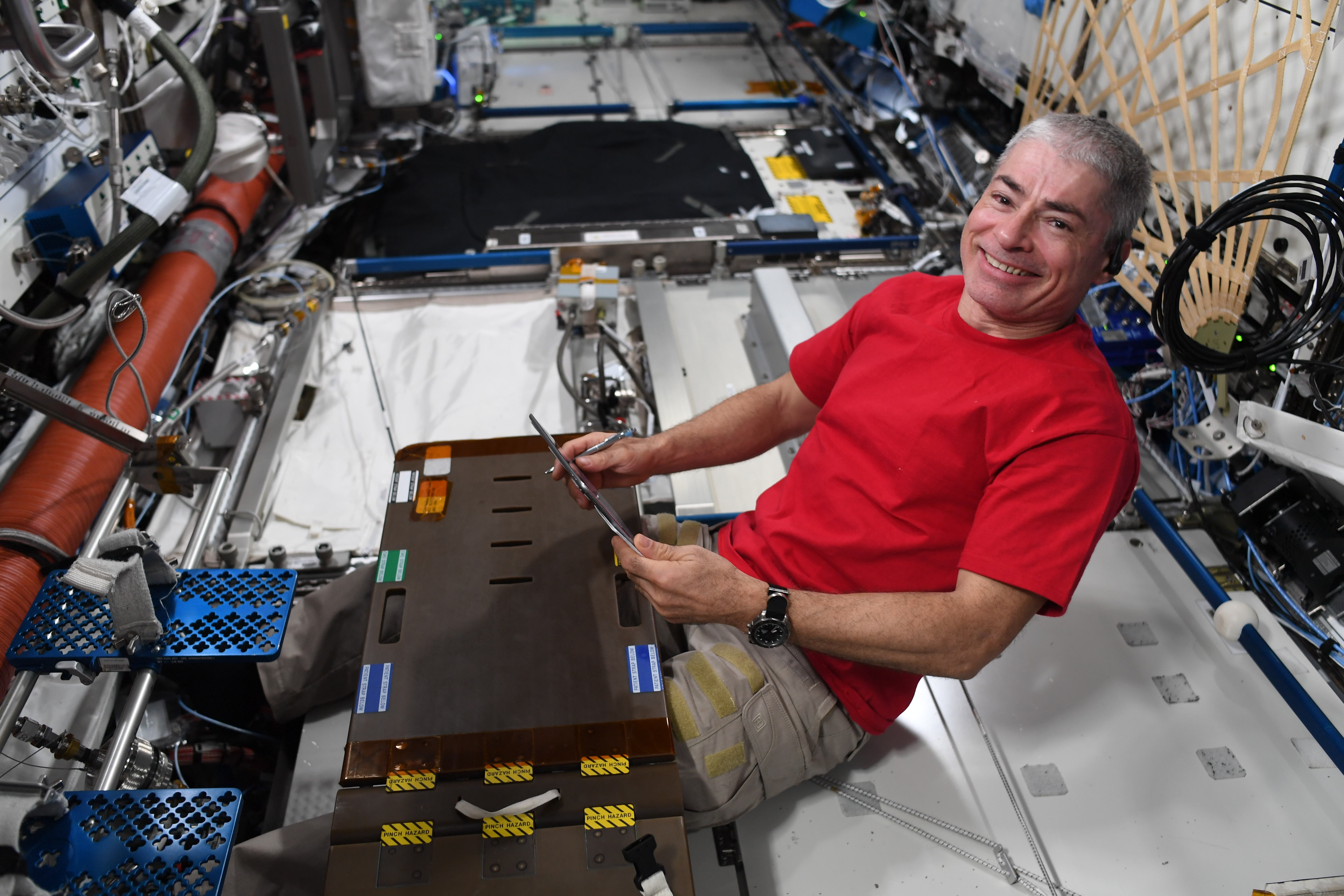 Un astronauta de la Nasa rompe el récord de más días seguidos en el espacio