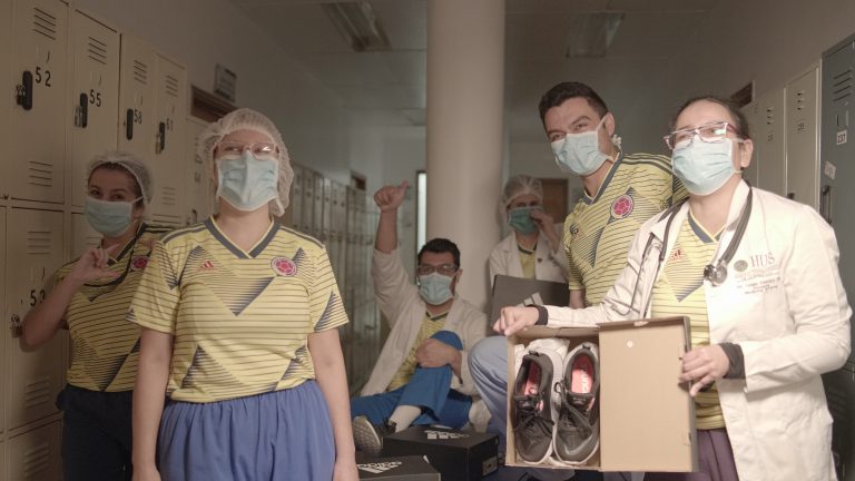 “Sabemos la gran labor que está realizando el cuerpo médico atendiendo esta difícil situación. Son ellos, quienes día a día se ponen la camiseta por Colombia y trabajan incansablemente para salvar vidas. Por eso, junto a nuestra indumentaria oficial, Adidas, quisimos hacerles un regalo, para brindarles más comodidad durante las largas y complicadas jornadas laborales que están afrontando”, dijo Ramón Jesurún, presidente de la FCF.