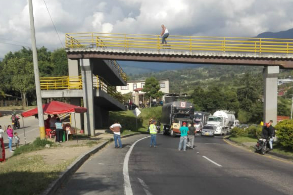 Aunque la emergencia fue atendida por el cuerpo de Bomberos de Fusagasugá y la Policía de Tránsito, el sujeto que se encontraba alterado amenazaba con el arma a quienes intentaban acercársele y, de acuerdo con el testimonio de las personas que se encontraban en el lugar,también reclamaba que le devolvieran su carro, que, al parecer, fue inmovilizado por las autoridades, y que le rebajaran sus deudas por comparendos.