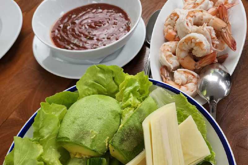 Receta para preparar langostinos escalfados con salsa golf y vegetales