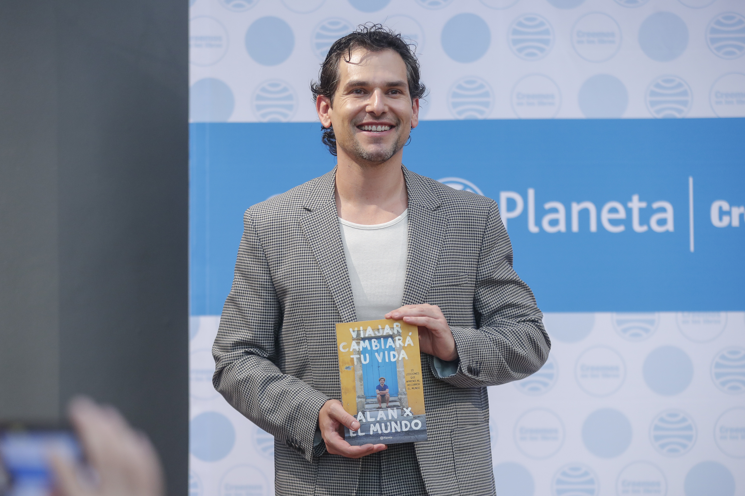 “Alan x el mundo” presenta su libro para “revalorar la razón por la que viajamos”