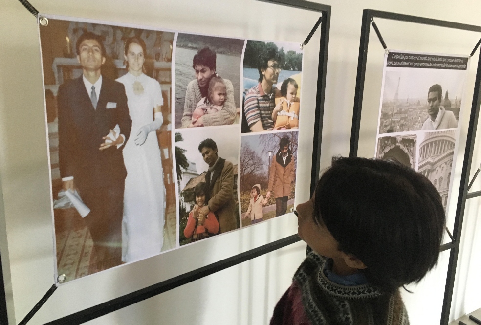 Manuel, hijo de Helena Uran Bidegain, durante una exposición de fotos en memoria de su abuelo, Carlos Horacio Urán Bidegain.