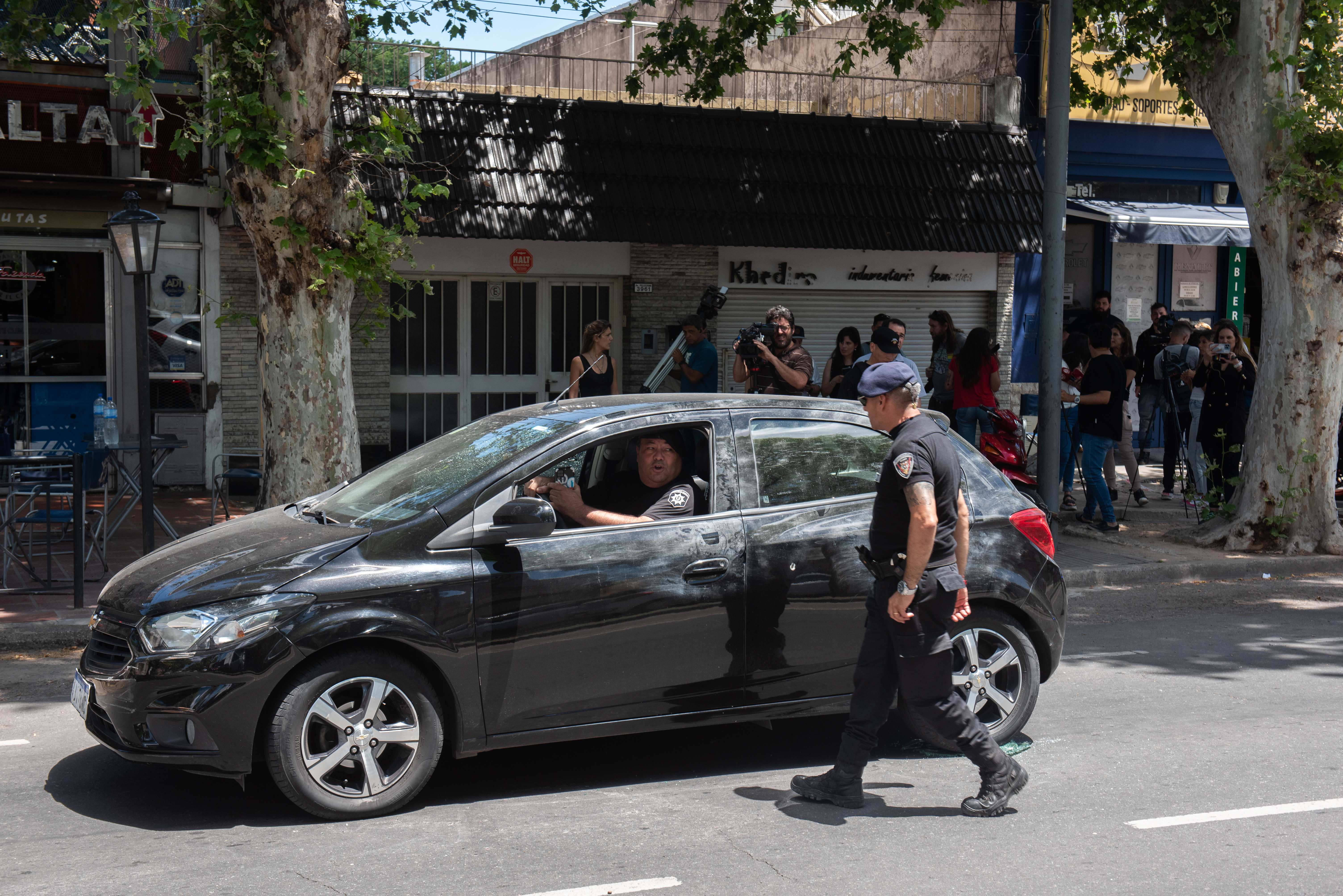 AME8944. ROSARIO (ARGENTINA), 22/11/2023.- Policías investigan el vehículo de Agustina Scaglia, prima de Antonela Rocuzzo, esposa de Lionel Messi, quien fue víctima de un violento robo en las calles de Rosario (Argentina). El vehículo de Agustina Scaglia fue interceptado y baleado por delincuentes en la calle Lavalle entre Cochabamba y Pellegrini de la ciudad de Rosario, en Argentina. Luego de romper una de las ventanas los delincuentes robaron dos bolsos que contenían 4 millones de pesos argentinos. EFE/ Franco Trovato Fuocoo