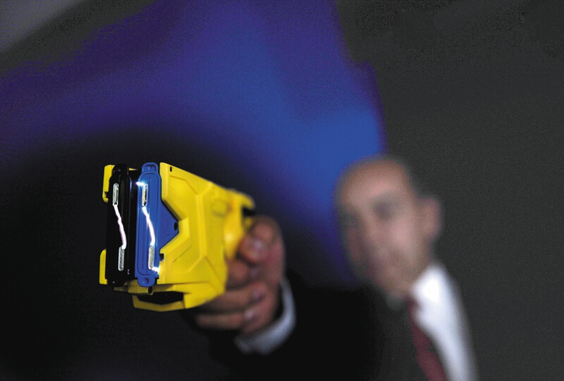 El rentable negocio de venderle pistolas eléctricas al Distrito, para la Policía