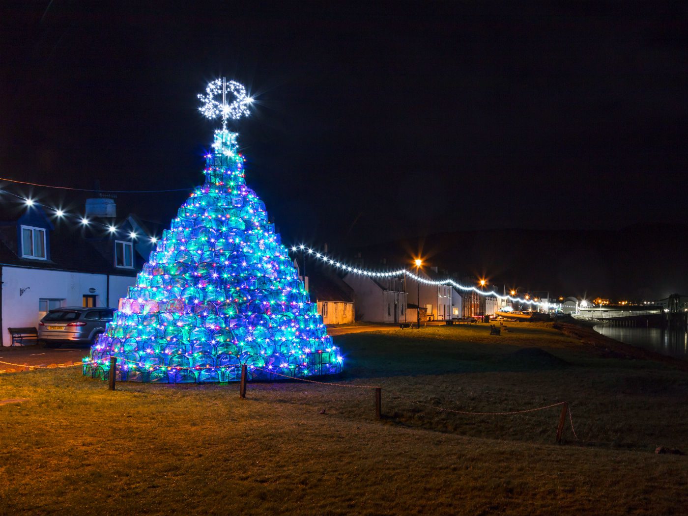 En Ullapool, un pequeño pueblo de las Tierras Altas de Escocia, la Navidad se ilumina de una forma poco convencional: con un árbol de 16 pies construido a partir de nasas de pesca recicladas. Gracias al trabajo de un grupo de voluntarios, que durante años ahorró y buscó apoyos ante la falta de presupuesto municipal, la comunidad logró encender por primera vez luces navideñas propias.