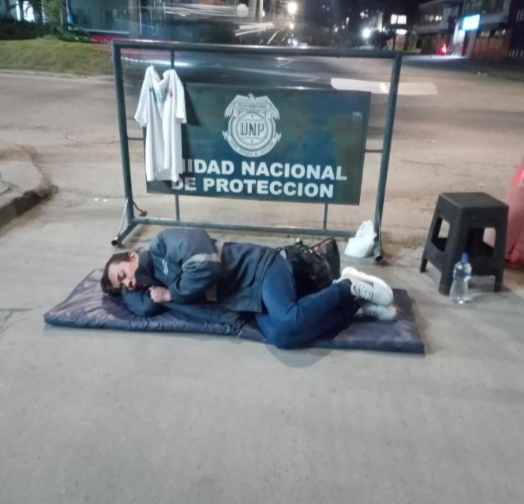 Lideresa social cumple dos días en huelga de hambre al frente de la UNP en Bogotá