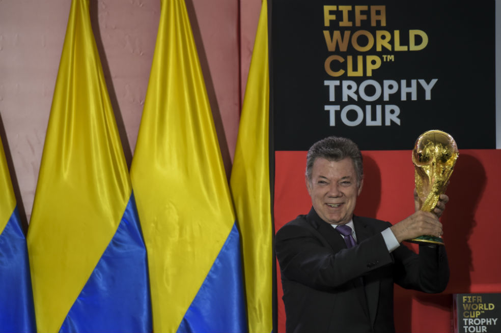 La copa del mundo en Colombia: El presidente Santos la alzó por segunda vez