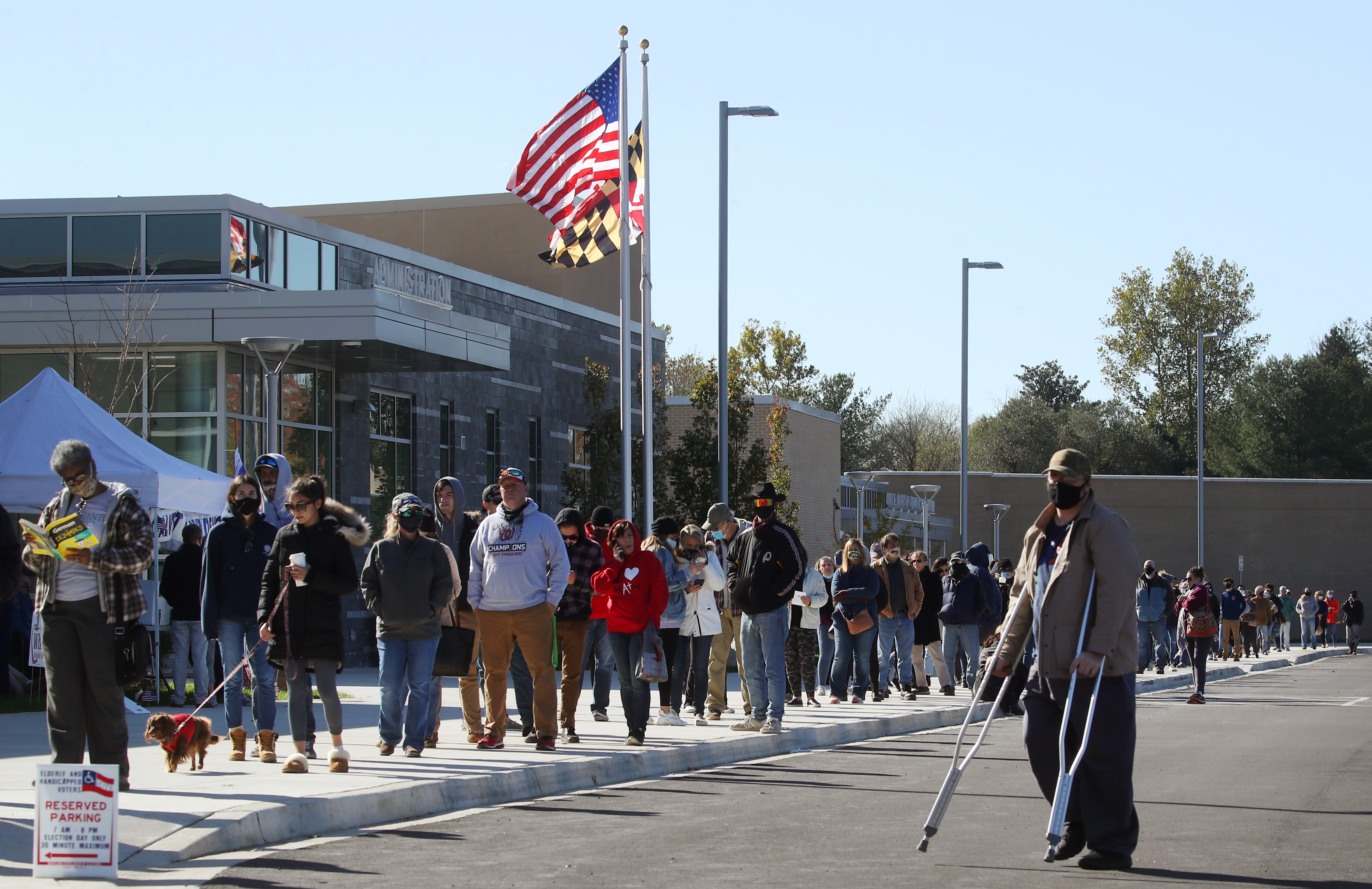 a gente espera en la fila para emitir sus votos en Northern High School, el 3 de noviembre de 2020 en Owings, Maryland. Después de una participación récord en la votación anticipada, más de 100 millones de votos, los estadounidenses se dirigen a las urnas el último día.