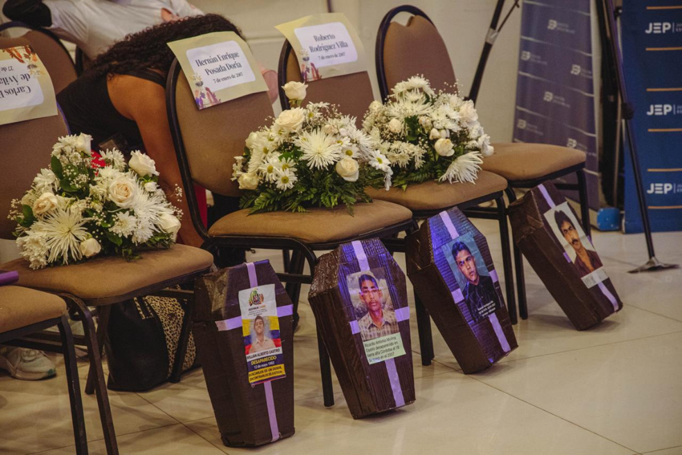 Diez comparecientes de la fuerza pública se dieron cita en Barranquilla durante dos días para reconocer su responsabilidad en 604 asesinatos y desapariciones forzadas presentadas falsamente como bajas en combate entre enero de 2002 y diciembre de 2008 en la Costa Caribe.