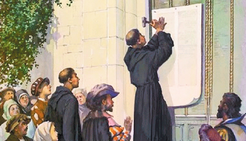 Imagen del momento en que Lutero clavó las 95 tesis en la puerta de la iglesia de Wittemberg.