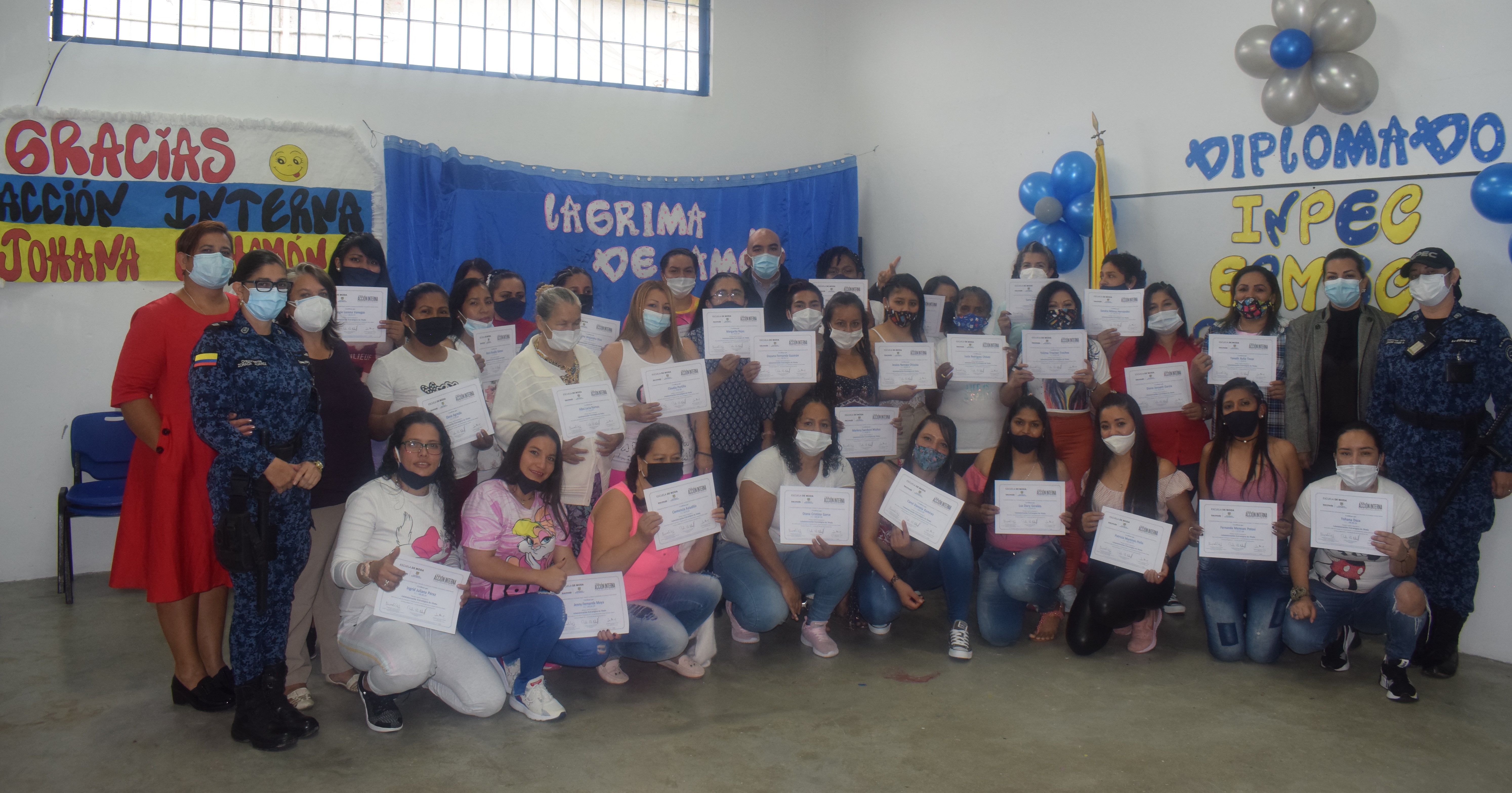 Reclusos de tres cárceles del país se graduaron de diplomado en moda