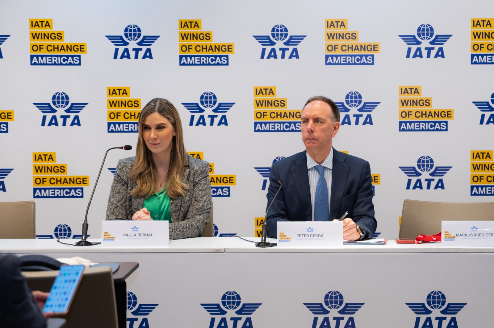 Colombia democratizó el cielo, pero los impuestos cortan las alas: IATA
