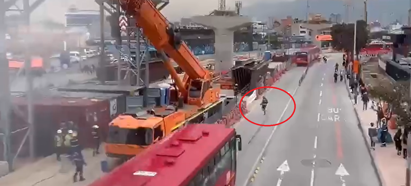 Momento en el que un operador de un subcontratista del consorcio chino que construye el Metro ataca con una piedra al bus articulado.