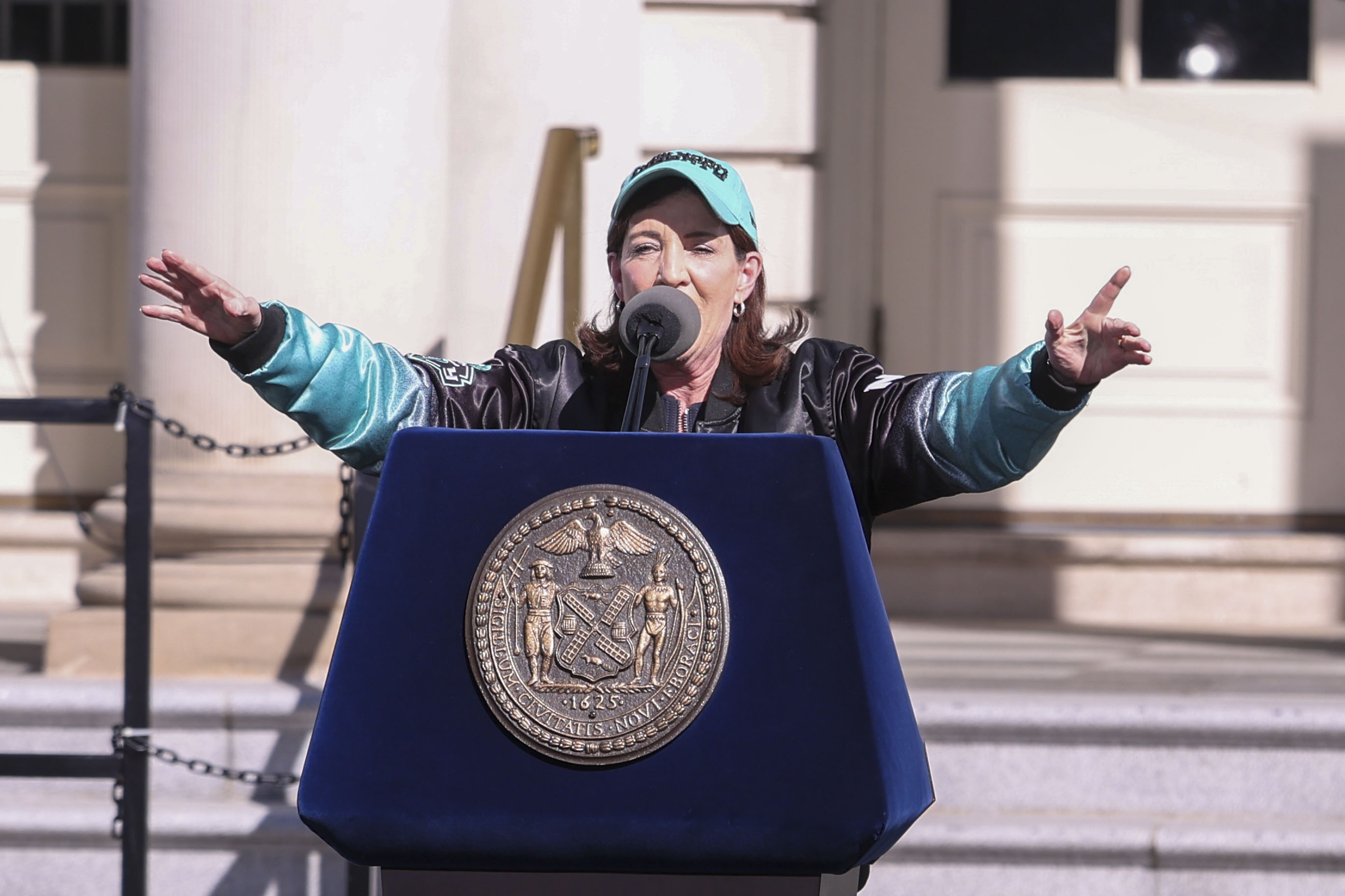 Gobernadora de Nueva York dijo que “sería la primera” en ayudar a deportar