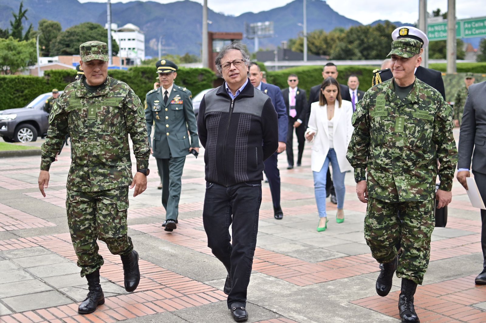 Presidente Petro se reúne con generales y almirantes de las Fuerzas Militares