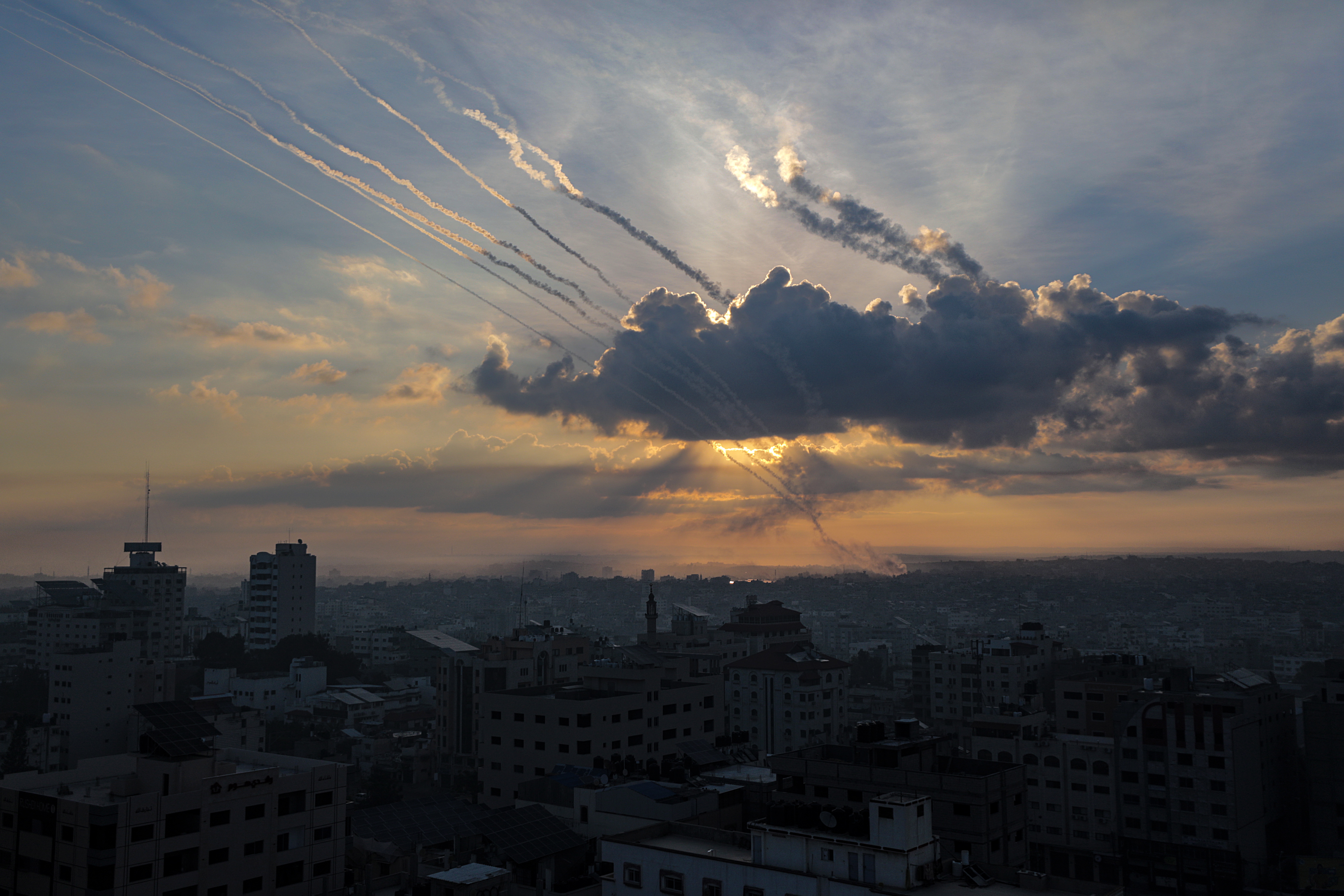 -FOTODELDIA- Gaza (PALESTINA), 07/10/2023.- Vista de varios cohetes lanzados desde la Franja de Gaza hacia Israel este sábado por la milicia de Ezz Al-Din Al Qassam, la rama militar de Hamas. Las Brigadas de Al Qasam han lanzado más de 5.000 cohetes desde Gaza a Israel, y que tienen secuestrados los cuerpos de decenas de soldados israelíes muertos en enfrentamientos en la frontera, y de al menos uno vivo. EFE/ Mohammed Saber