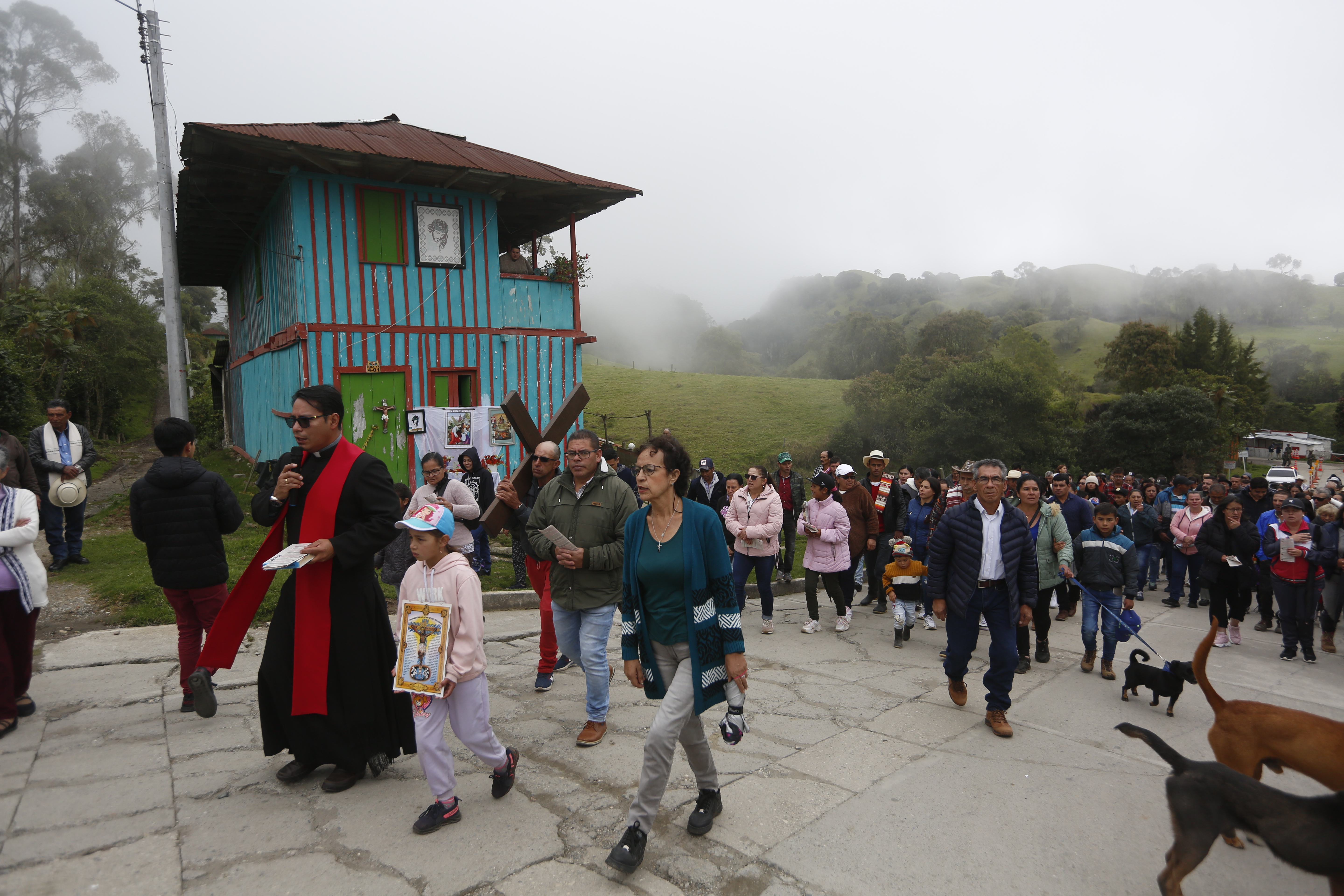 ACOMPAÑA CRÓNICA: COLOMBIA VOLCÁN. AME9806. MURILLO (COLOMBIA), 07/04/2023.- Habitantes participan en una procesión por las celebraciones del Viernes Santo, hoy, en Murillo (Colombia). En Murillo, el pueblo colombiano más cercano al Nevado del Ruiz, sus habitantes viven el día a día con normalidad a pesar del riesgo de una erupción del volcán e incluso este viernes asistieron al viacrucis del Viernes Santo por la calles de esta localidad. EFE/ Ernesto Guzmán