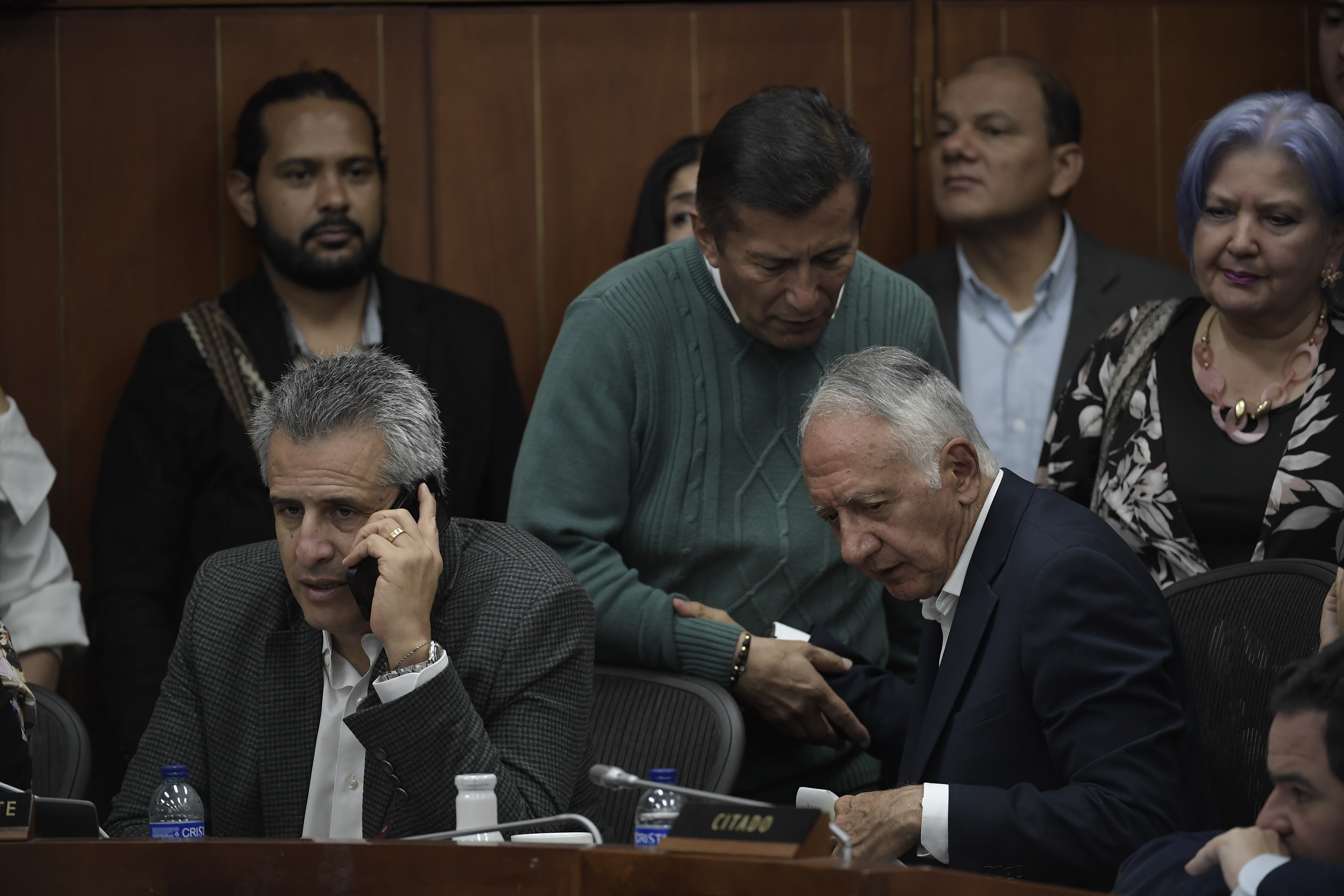 Luis Fernando Velasco, ministro del Interior y Guillermo Jaramillo, ministro de Salud, junto a otros congresistas, durante el debate de la reforma a la salud en la Comisión Séptima del Senado.