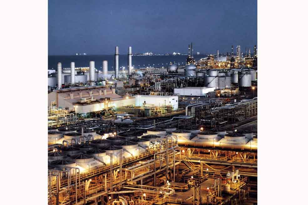 La producción petrolera en  Arabia Saudita  está entre 10,2 y 9,8 millones de barriles por día.  / EFE