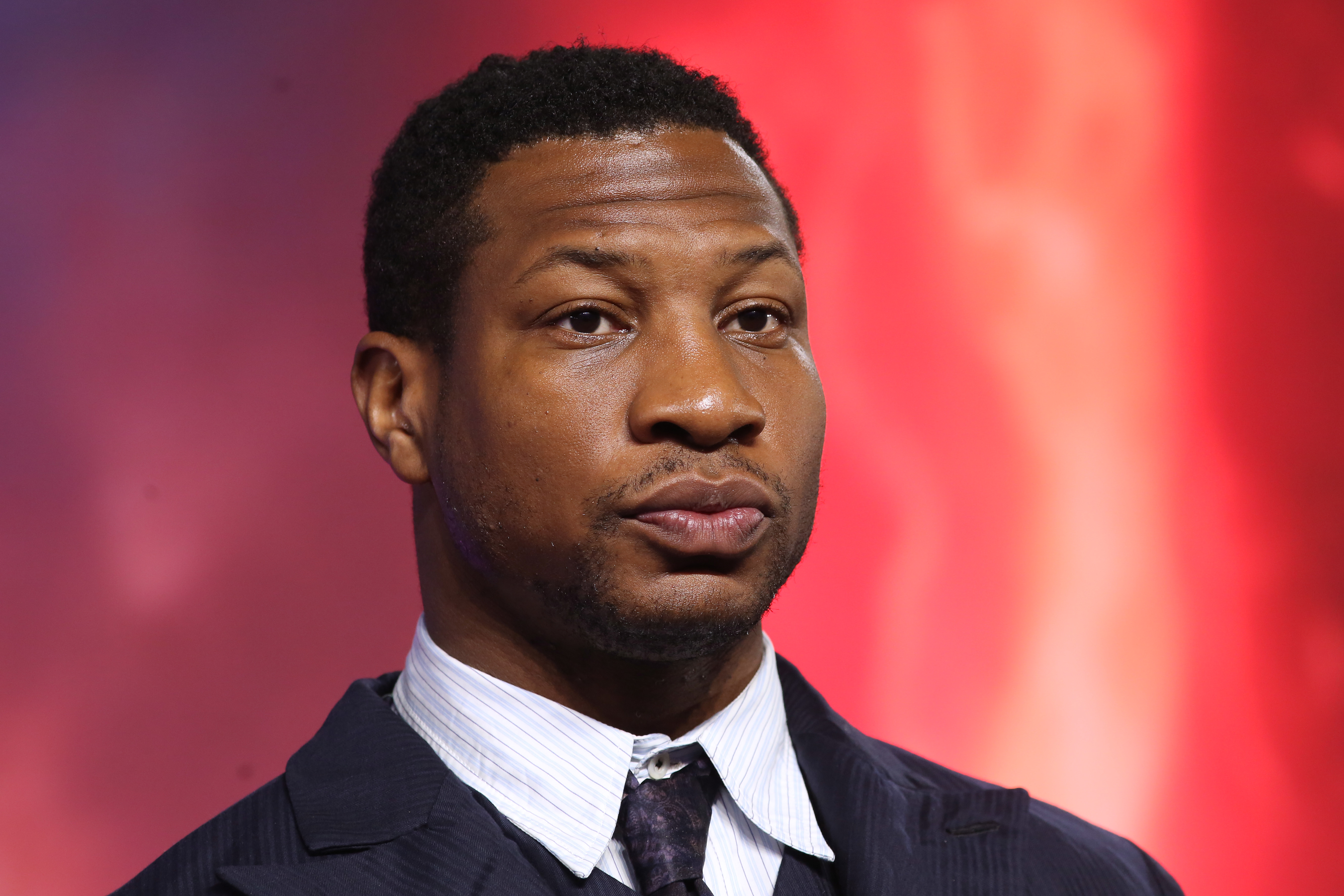 Jonathan Majors es sentenciado por violencia doméstica, pero no irá a prisión