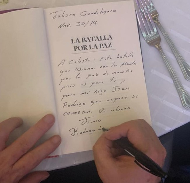 Aristegui aterrizó la conversacion del primer encuentro público Santos-Londoño después de la firma del teatro Colón y convocó a la audiencia insistiendo en que esos dos hombre dirigían, “hace pocos años”, dos ejércitos que se querían matar. Recogía una confesión en el detrás de cámaras de Timochenko, según la cual, pocos meses antes de ser dado de baja por el Ejército, Alfonso Cano había suspendido un operativo de las Farc con el que se buscaba asesinar a Santos.