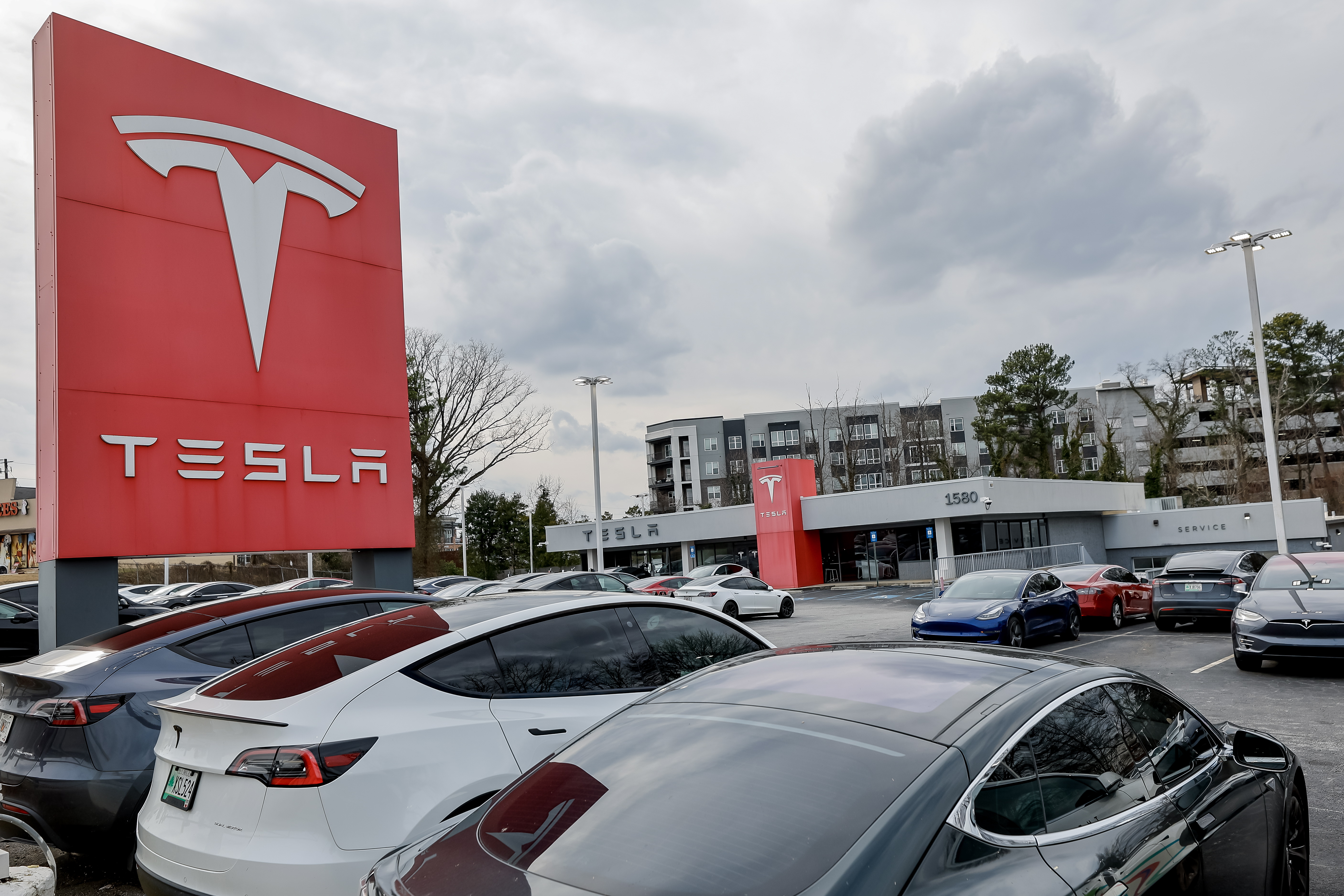 Tesla emite orden para recoger 2 millones de carros en Estados Unidos: ¿por qué?