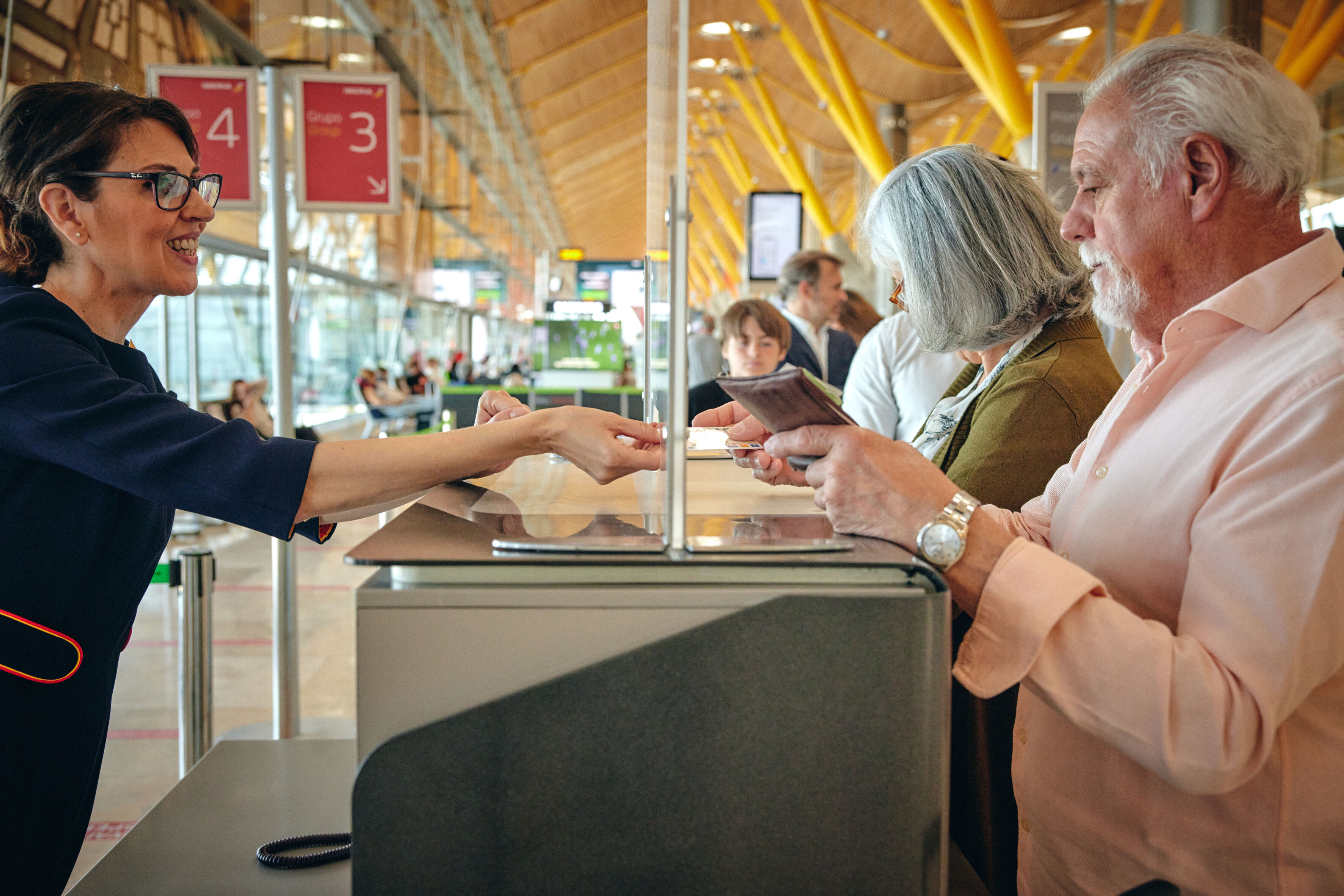 Gracias a los descuentos del Black Friday, un vuelo de ida y vuelta de Bogotá a Madrid costará desde COP$3.081.723, mientras que un viaje a Zúrich se puede conseguir desde COP$3.509.805.