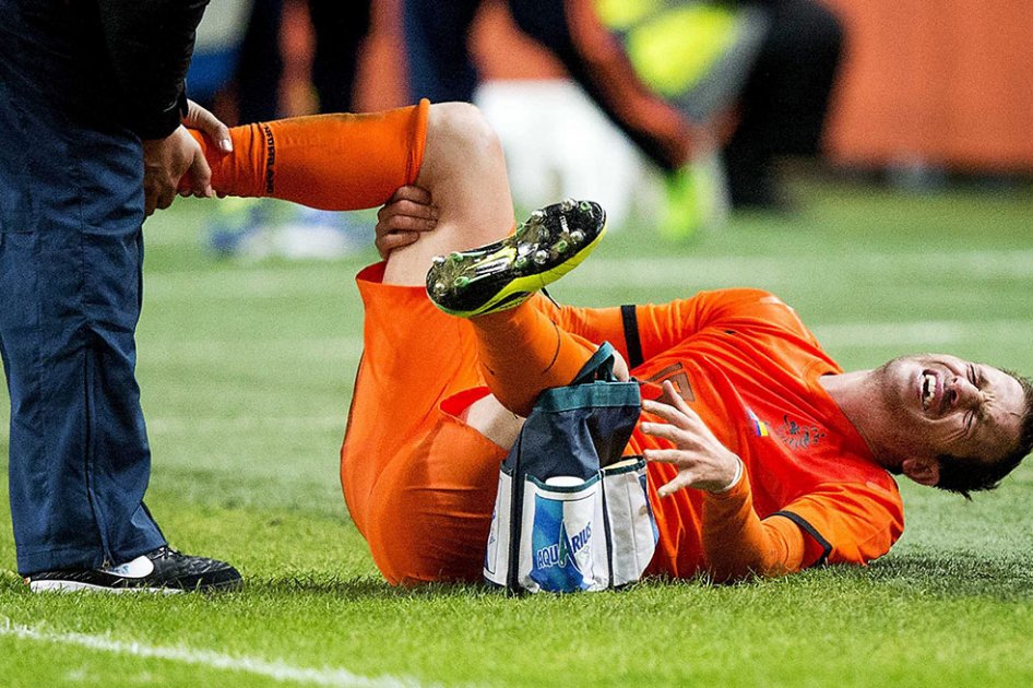 Abel Aguilar deja un mes por fuera de las canchas al holandés Van der Vaart