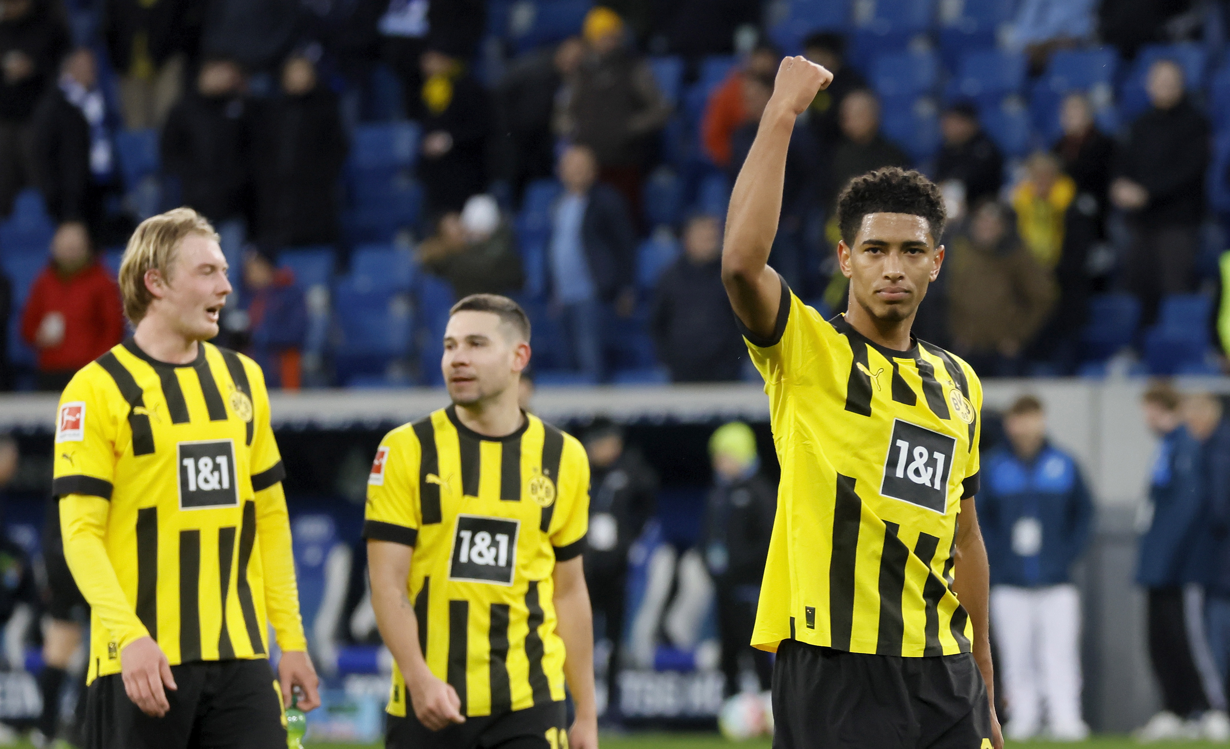 Sinsheim (Germany), 25/02/2023.- Dortmund's Jude Bellingham (R) celebrates after winning the German Bundesliga soccer match between TSG 1899 Hoffenheim and Borussia Dortmund in Sinsheim, Germany, 25 February 2023. (Alemania, Rusia) EFE/EPA/RONALD WITTEK CONDITIONS - ATTENTION: The DFL regulations prohibit any use of photographs as image sequences and/or quasi-video.