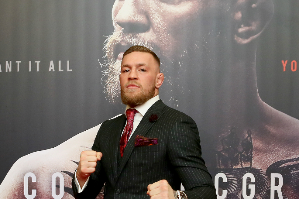 Nueva locura de Conor McGregor: se metió a la jaula e increpó al árbitro de una pelea ajena