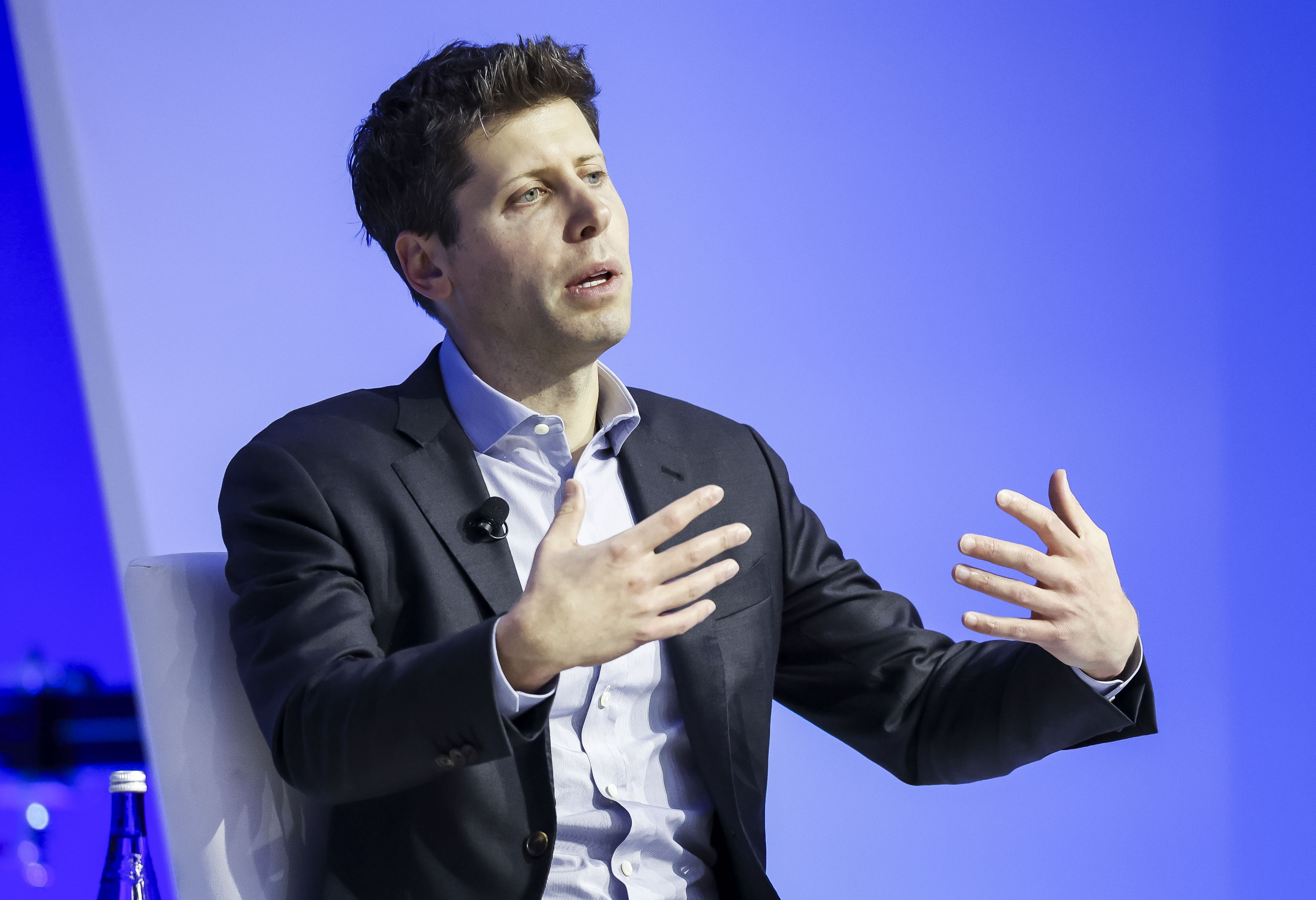 Sam Altman negocia para volver a dirigir OpenAI apenas dos días después de su despido