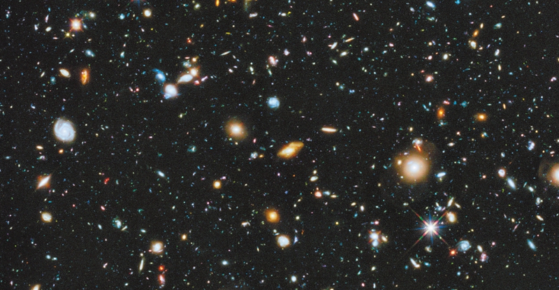 Distribucion de galaxias en apenas una minuscula parte del firmamento revelada por el telescopio espacia Hubble. / NASA / Hubble