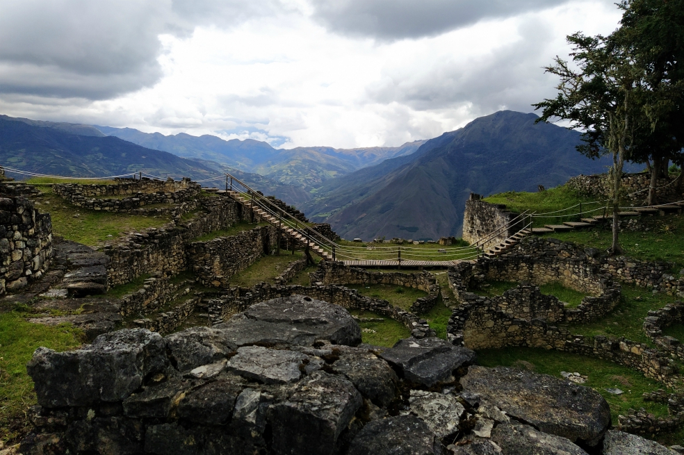 Vista a Los Andes peruanos desde el centro de Kuelap.Andrés MontesLa historia atribuye su extinción a la llegada de los españoles al continente. Aunque mucho antes, la expansión del Imperio inca limitó su independencia y los obligó a refugiarse en unas montañas que dan entrada a la inmensa Amazonia. Esa lejanía hizo que el descubrimiento de Kuelap fuese en 1843.
