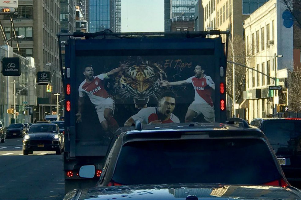 El regalo de Falcao a un conductor de camión