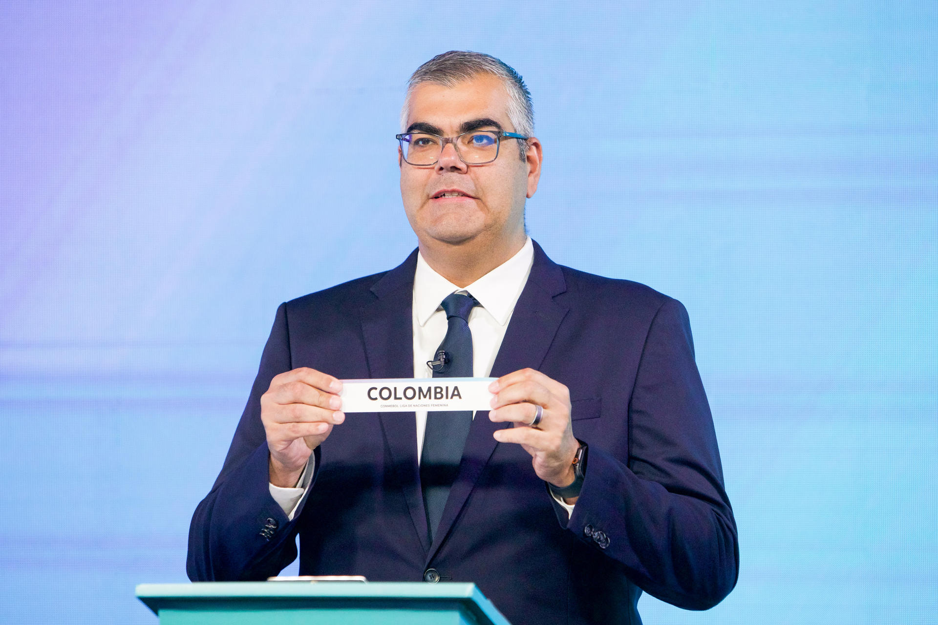 AME6758. QUITO (ECUADOR), 31/07/2025.- El director de Competiciones y Operaciones de la Conmebol, Frederico Nantes, muestra el nombre del equipo de fútbol de la selección de Colombia, durante el sorteo de la Liga de Naciones Femenina este jueves, en Quito (Ecuador). EFE/ Gianna Benalcazar