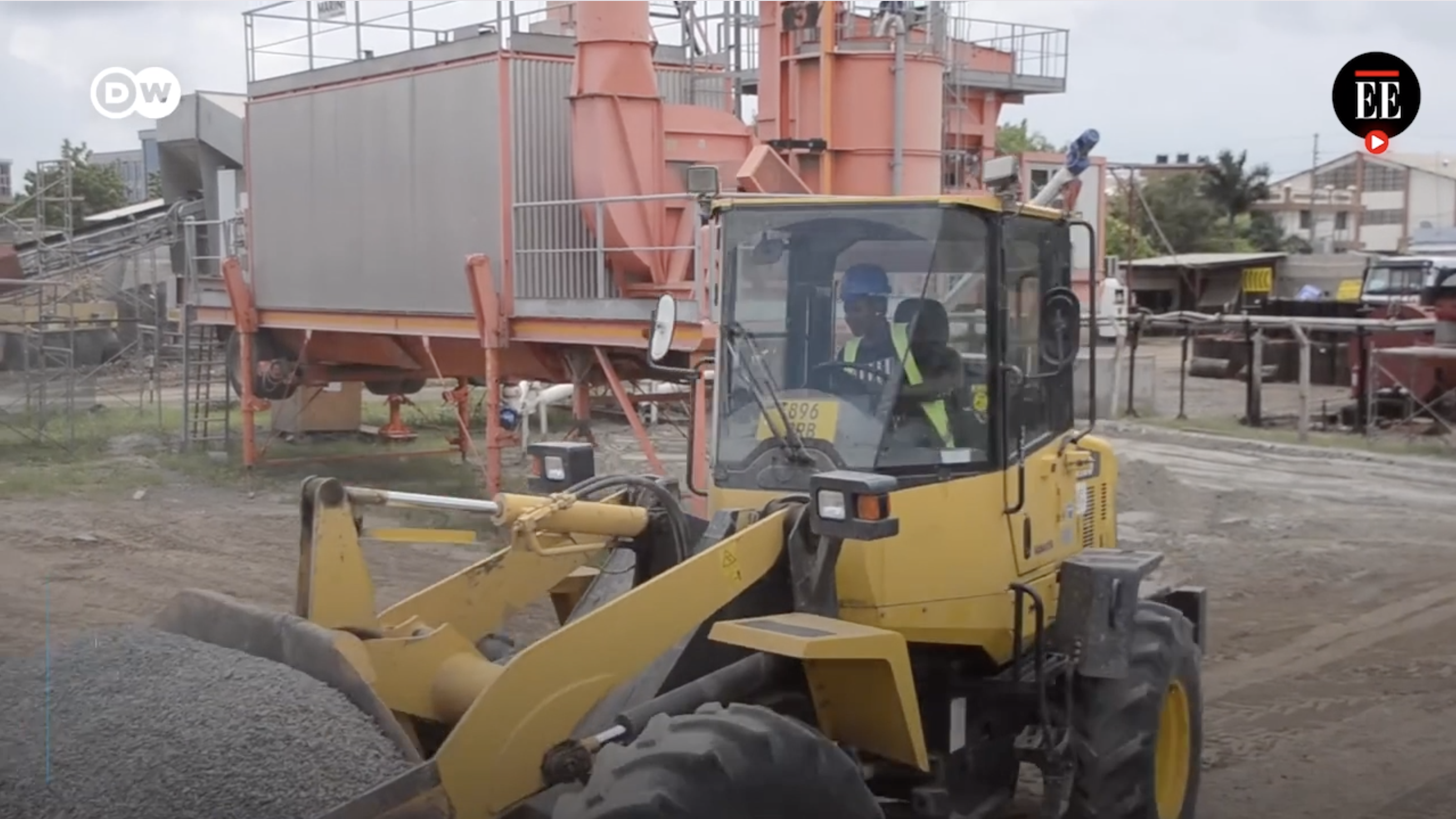 Las mujeres también conducen maquinaria pesada
