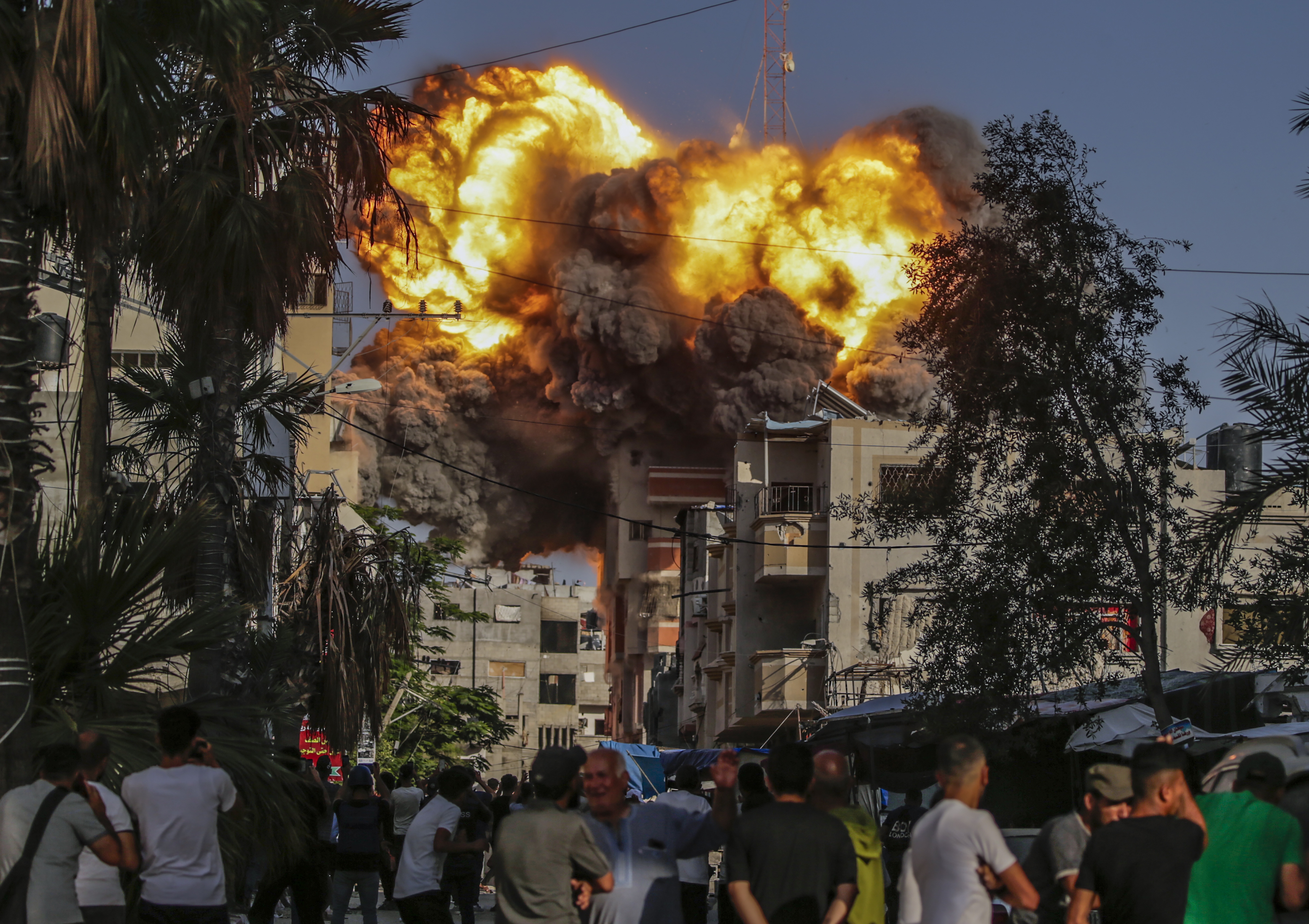 Momento en el que un misil israelí cae sobre un edificio en el campo de refugiados de Al Bureije en el sur de Gaza, el 3 de junio. EFE/Mohammed Saber