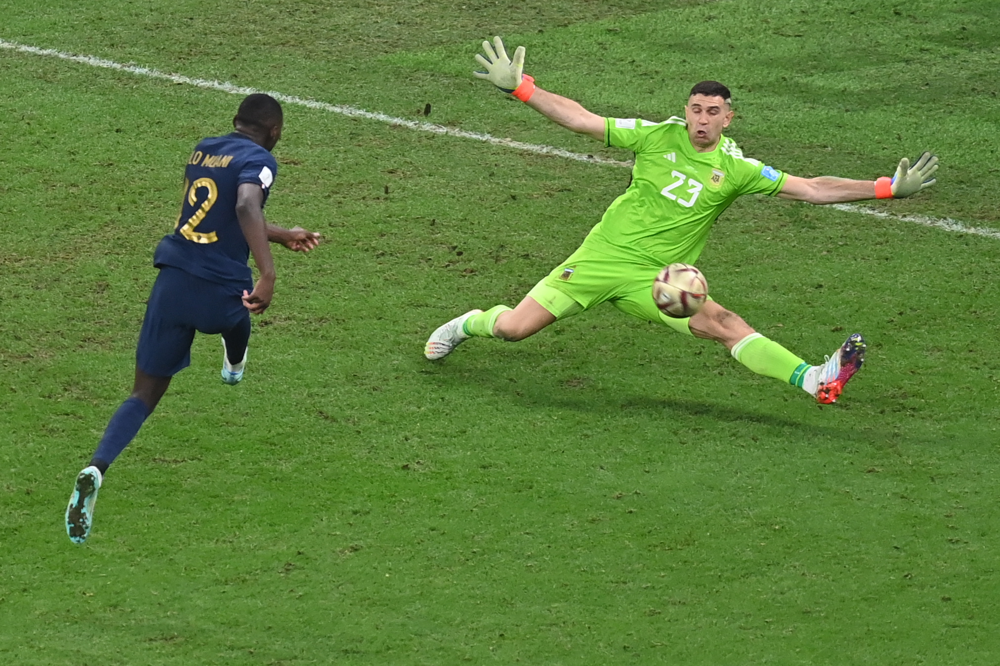 Lusail (Qatar), 18/12/2022.- Goalkeeper Emiliano Martinez of Argentina saves a shot from Randal Kolo Muani (L) of France in the dying moments of the FIFA World Cup 2022 Final between Argentina and France at Lusail stadium, Lusail, Qatar, 18 December 2022. (Mundial de Fútbol, Francia, Estados Unidos, Catar) EFE/EPA/Georgi Licovski