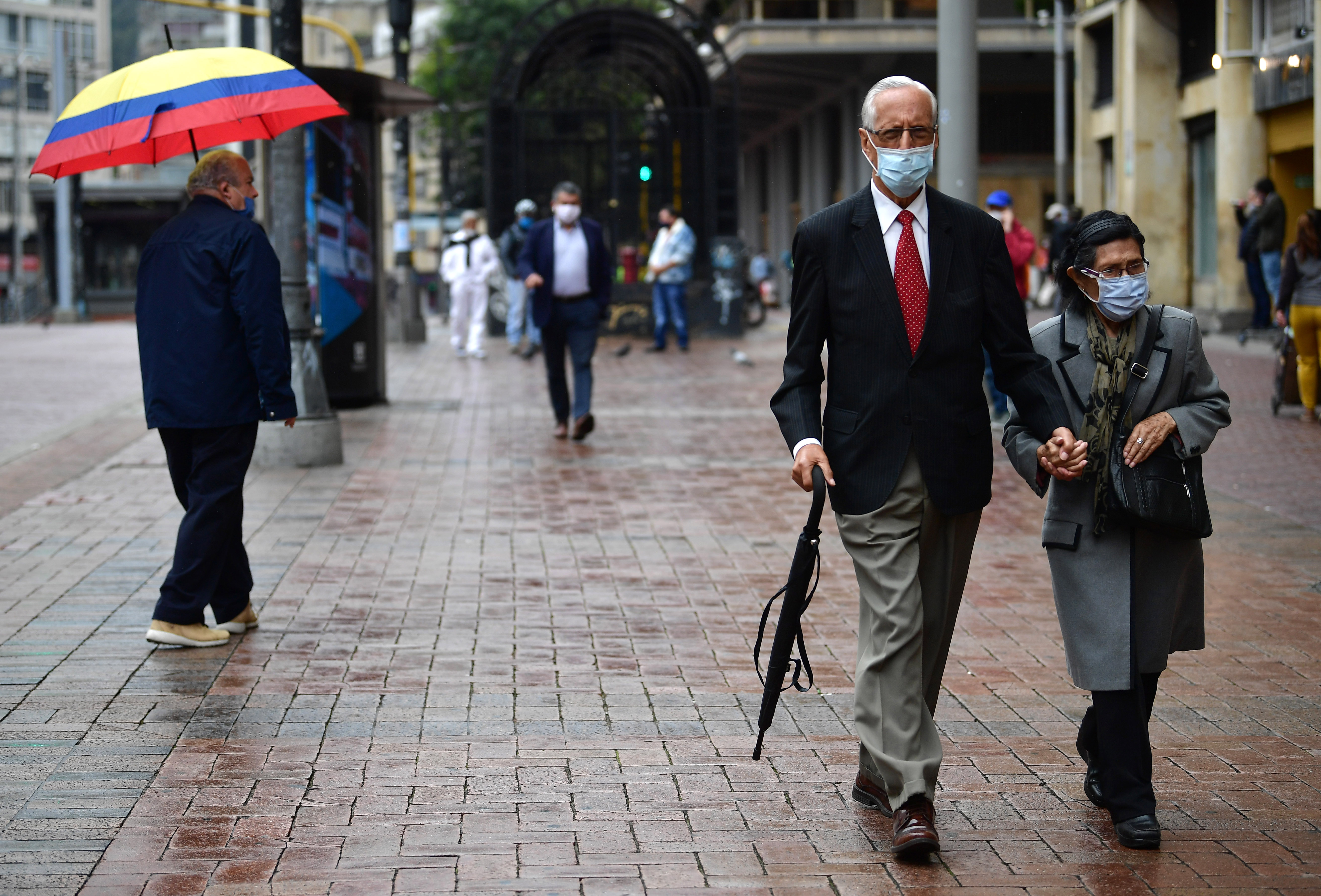 La contaminación y la política también afectan cómo envejece nuestro cerebro
