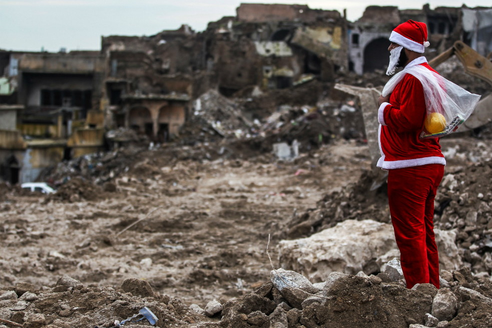 Dos jóvenes se visten de Papá Noel y entregan regalos a los niños de Mosul, una ciudad en ruinas