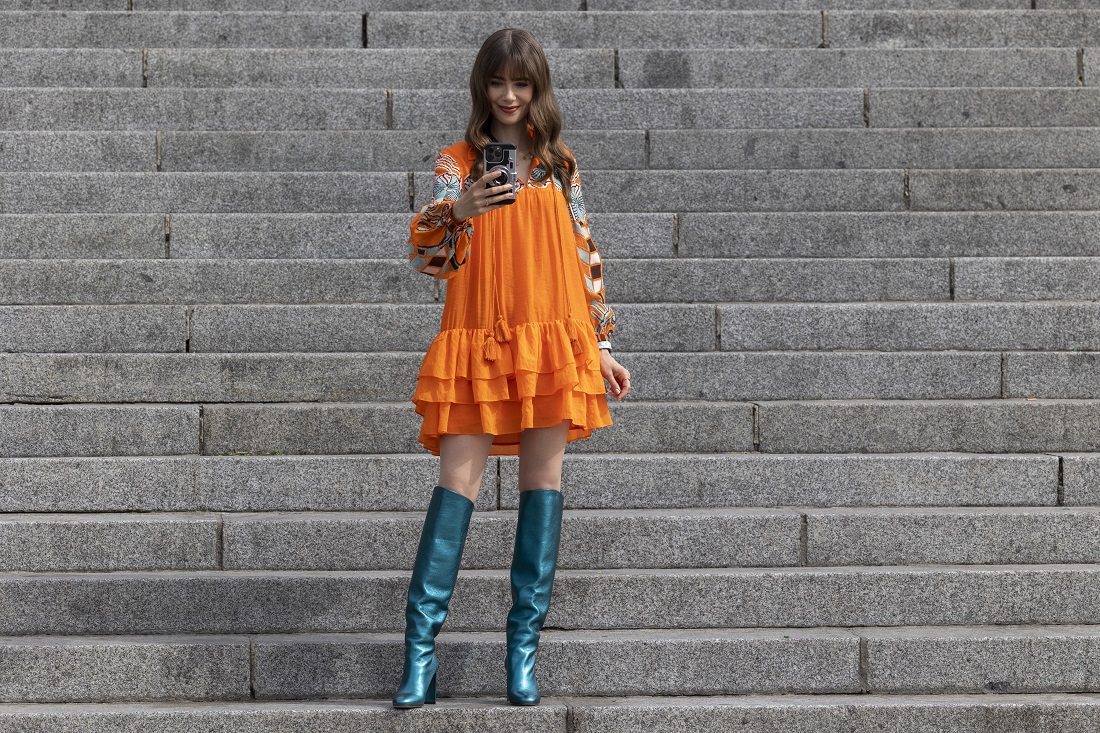 Los zapatos Mary Jane y las botas altas, la gran tendencia de Emily in Paris