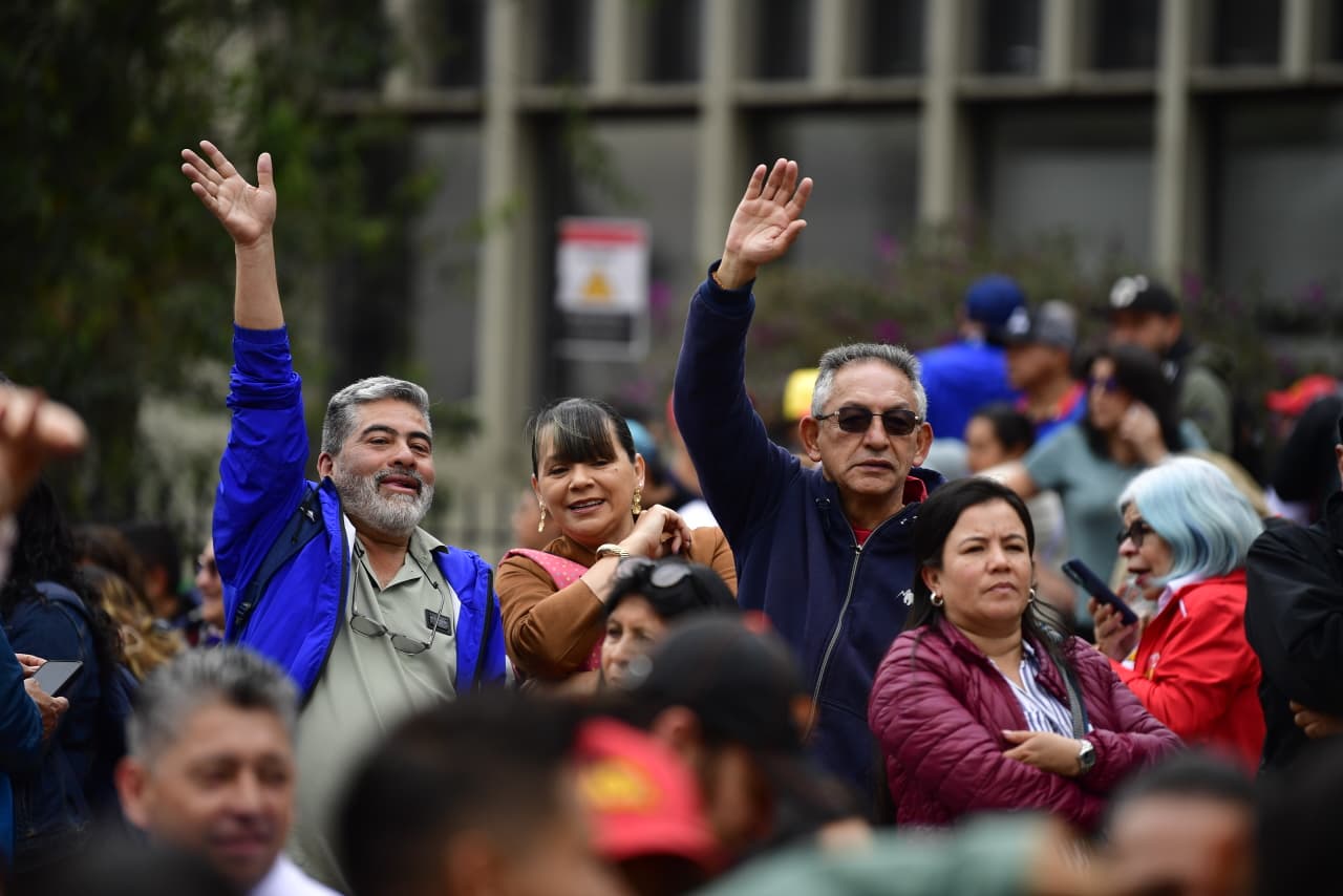 Un manifestante participa en la movilización del magisterio con símbolos de organizaciones estudiantiles. La protesta reunió a docentes, estudiantes y organizaciones sociales.