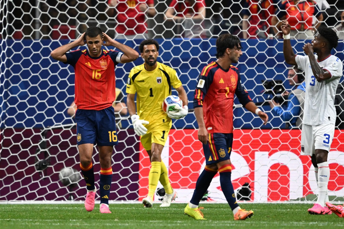 Spain's midfielder #16 Rodri (L) reacts after next to Cape Verde's goalkeeper #01 Vozinha (C) after missing a goal opportunity during the 2026 World Cup Group H football match between Spain and Cape Verde at the Atlanta Stadium in Atlanta on June 15, 2026. (Photo by Roberto SCHMIDT / AFP)