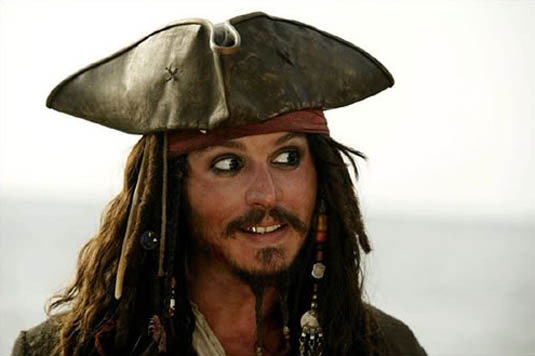 En un inicio, el actor Johnny Depp fue retirado de la franquicia por la acusación que recibió por parte de su exesposa por violencia doméstica. 