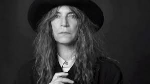 Patti Smith, la madrina del punk neoyorquino, que en diciembre cumplirá 73 años, debutó en 1975 con su álbum "Horses".