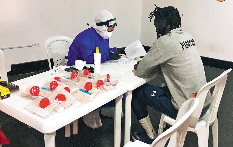 Un jugador de Piratas acude a un test de COVID-19.
