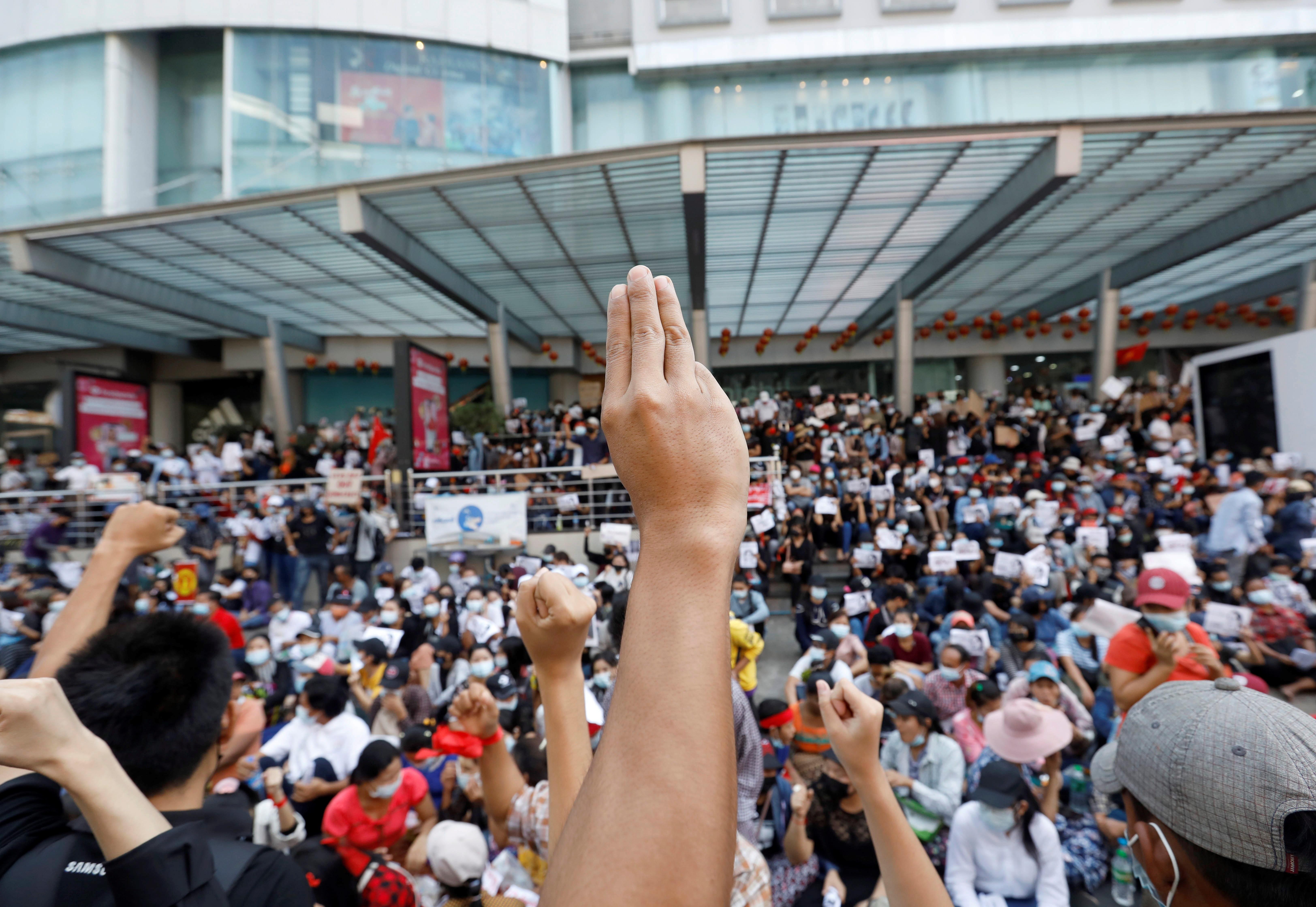 Junta militar en Birmania decreta la ley marcial para contener protestas
